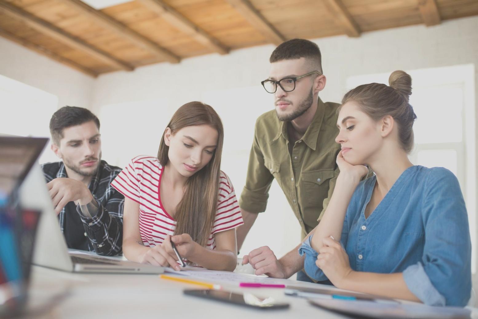 Graphiques financiers et analyses de données sur écran d'ordinateur