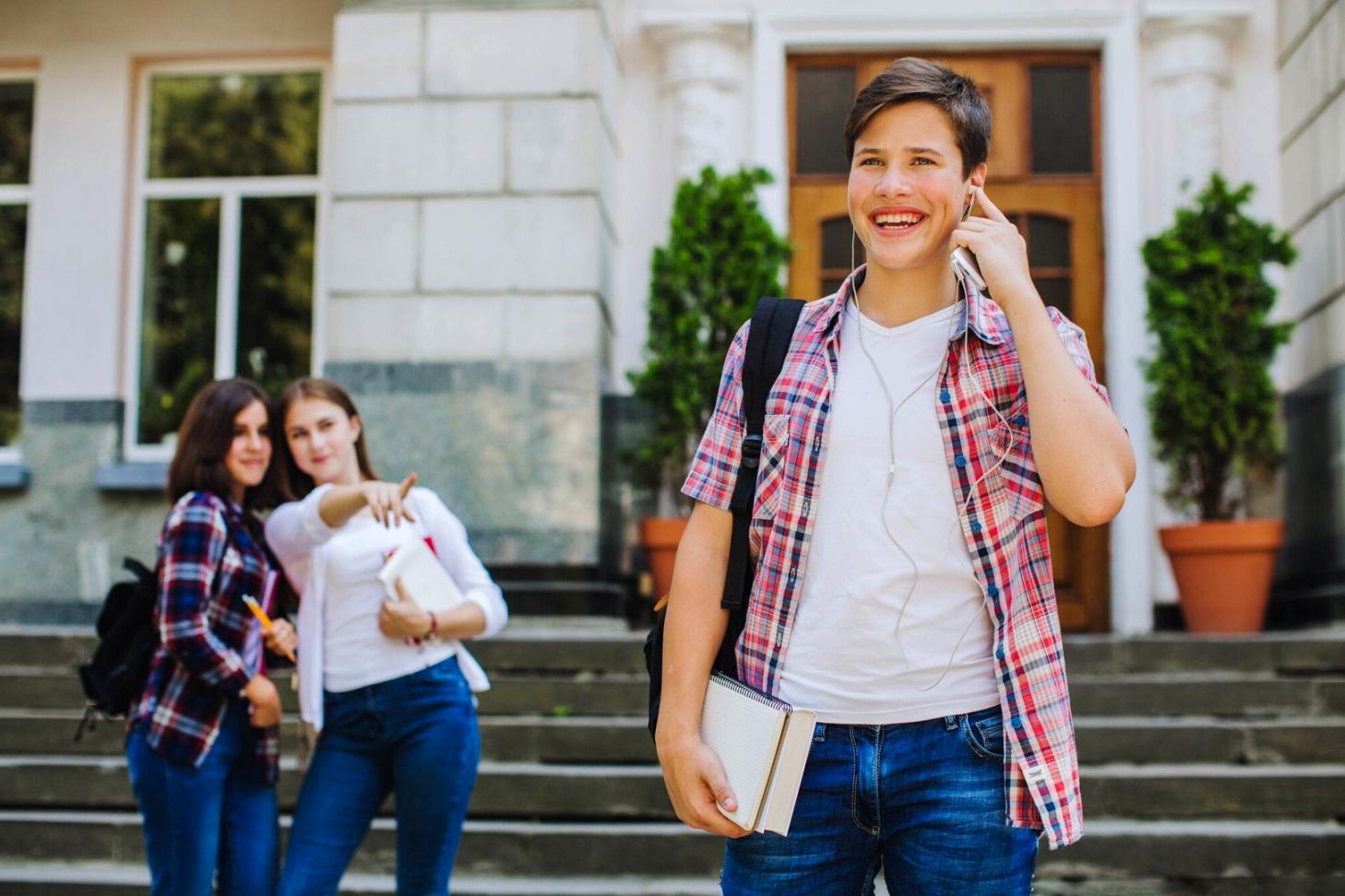 Équipe analysant des données financières sur écrans multiples