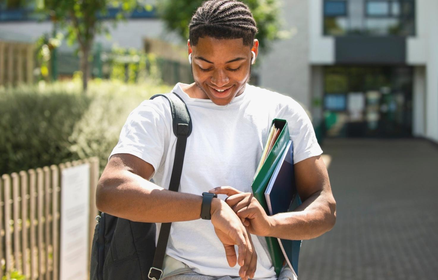 Graphiques financiers complexes affichant des tendances de marché