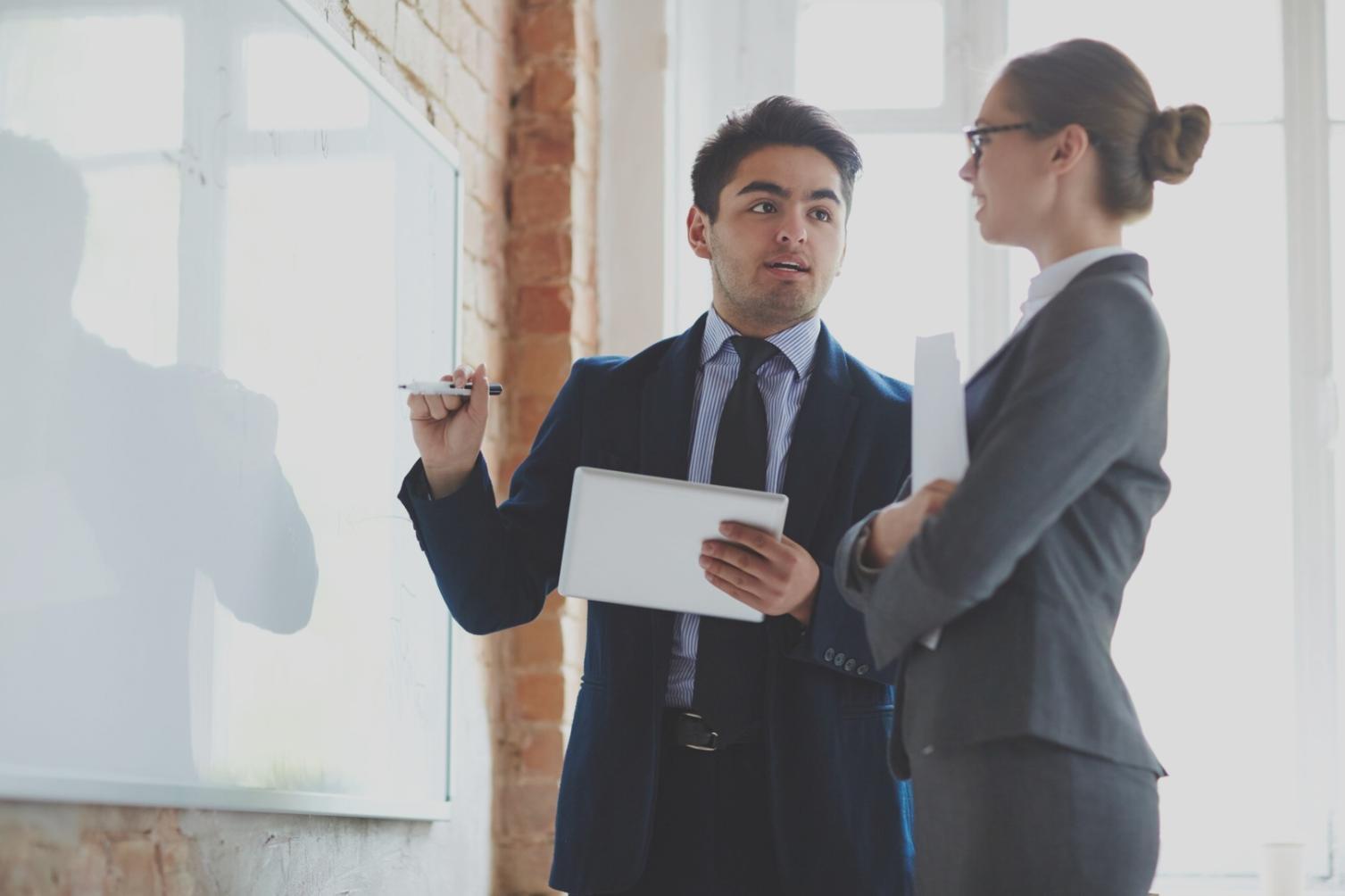 Session de formation avec participants analysant des documents financiers